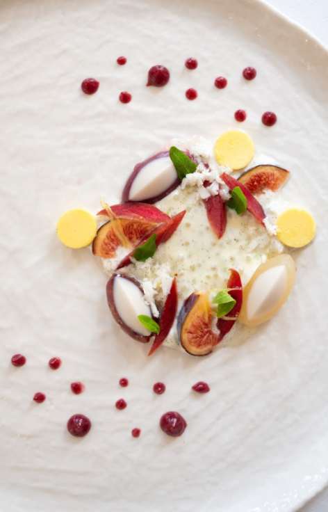 Palet de perles du Japon au gingembre, vanille de Madagascar et citron vert. Pêche de vigne, Poire Williams, Figue de Solliès et aromates en Calissons. Petits flans au lait d’amandes et tuiles de glace royale. Réduction de fruits, verveine, menthe et miel